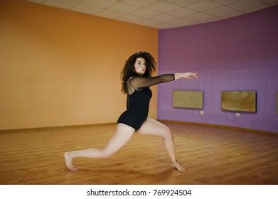 Curly Brunette Plus Size Model Doing 스톡 사진 769924504 Shutterstock