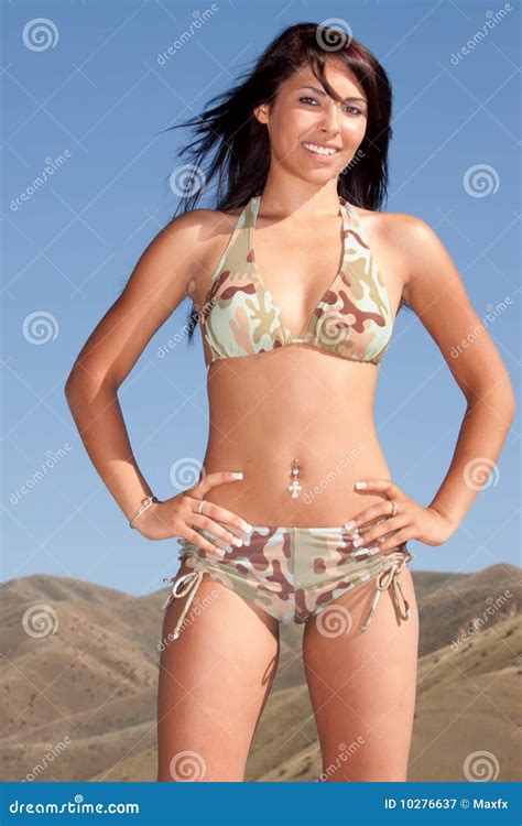 Femme sexy dans le bikini image stock Image du élégant 10276637