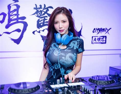 N Dj Hot Nh T Malaysia V I Trang Ph C So Hot Khi Ch I Nh C Nh Ng I Th Ng M I L I U