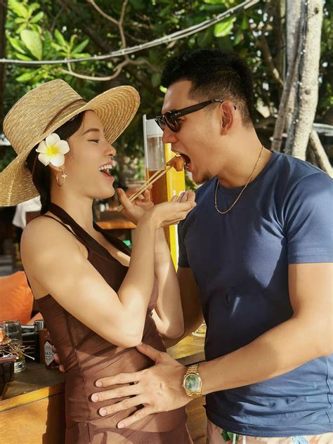 Phương Trinh Jolie diện bikini khoe bụng bầu tháng đầu thai kì Saostar vn