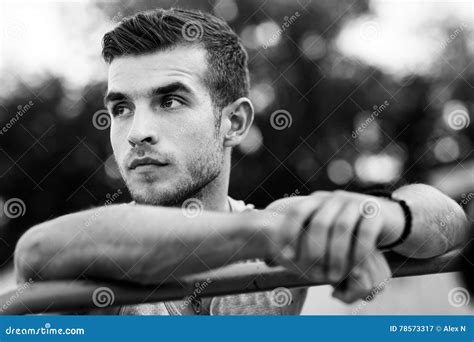Ritratto In Bianco E Nero Del Gay Con Le Mani Sulla Barra Immagine Stock Immagine Di Casuale