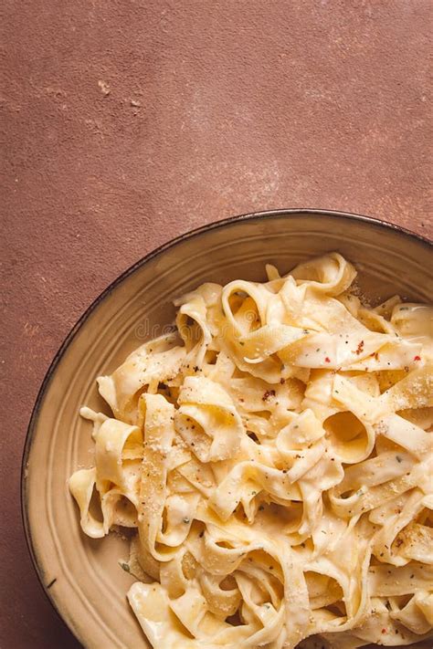 Fettuccine Tagliatelle Em Molho De Alho Cremoso Molho De Alho Italiano