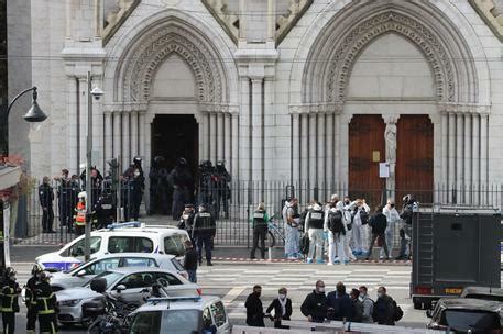 Nizza Attentato A Notre Dame Tre Morti Decapitate Due Persone