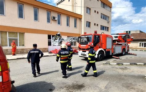 Tentativă de suicid la Caransebeș Un bărbat s a urcat pe acoperișul