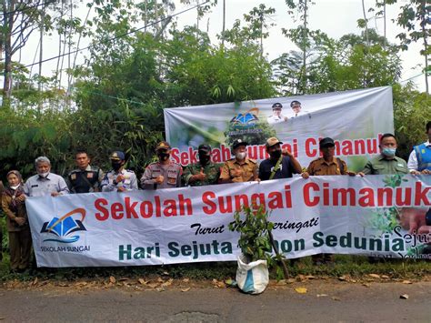 Peringati Hari Gerakan Satu Juta Pohon Sekolah Sungai Ciman