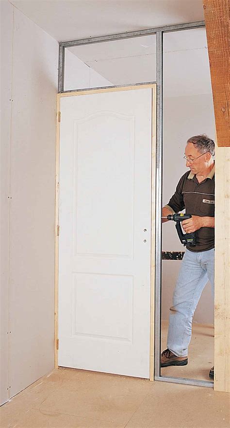 Poser un bloc porte dans une cloison en plâtre à ossature métallique