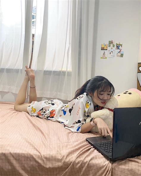 Để ý mới thấy 90 các hot girl tạp hoá trên Instagram đều chụp ảnh theo công thức