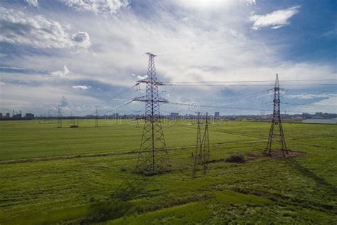 Vista A Rea De Pilones Y De L Neas El Ctricas De Alto Voltaje Imagen De