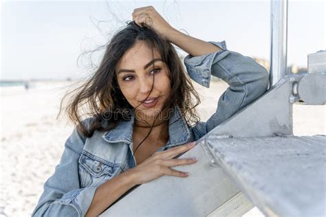 Precioso Bikini De Raza Mixta Modelo Posando Al Aire Libre En Una Playa Del Caribe Imagen De
