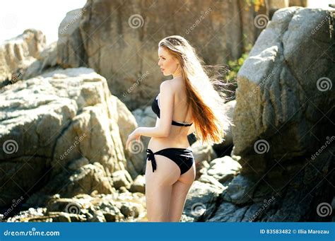 Ragazza In Bikini Nero Con La Figura Sexy Che Sta Le Rocce Vicine Fotografia Stock Immagine Di