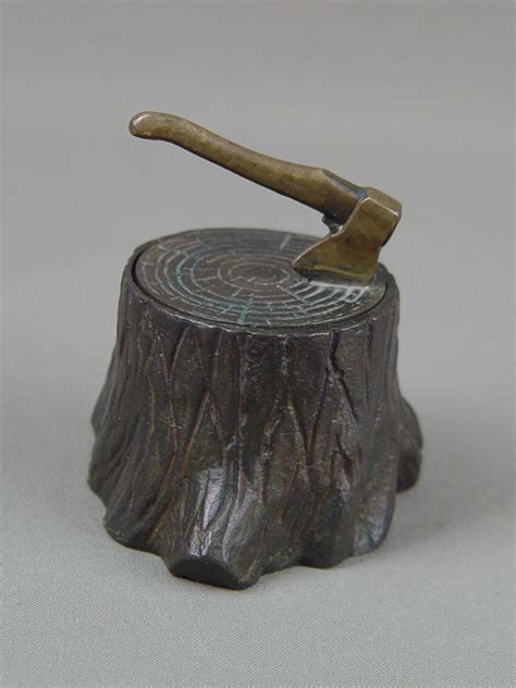 Шкатулка «Пень с топором», бронза, высота — 9 см, начало XX века ...