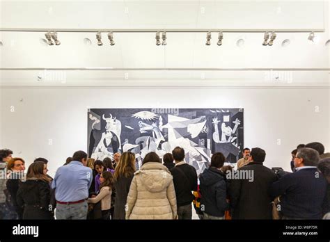 Persone Che Guardano Il Dipinto Di Guernica Di Pablo Picasso Immagini E