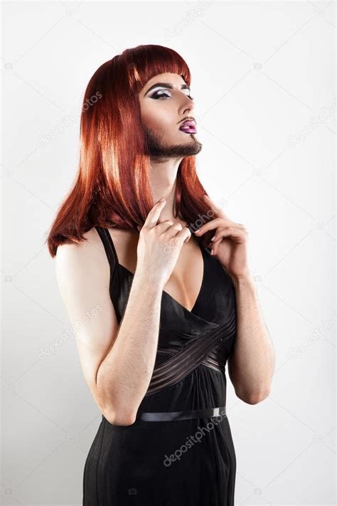 Tenero Redhair Shemale Con Trucco E Barba Guardando Altrove Foto Stock Foto Immagini