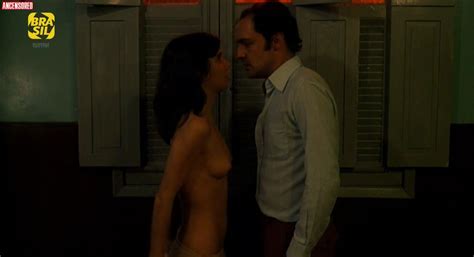 Naked Lídia Brondi in O Beijo No Asfalto