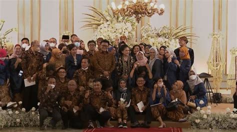 Momen Kocak Iriana Asyik Foto Bareng Teman Di Pelaminan Kaesang Erina