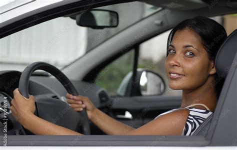 Jeune Femme Au Volant D Une Voiture Photos Adobe Stock