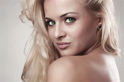 Belle Femme Blonde Sensible Coiffure Soin De Salon Fille Sexy Yeux Verts Image Stock Image Du