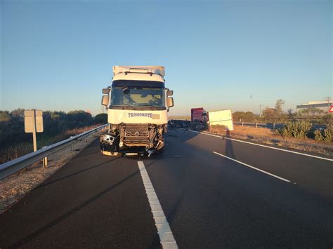 El choque entre dos camiones obliga a cortar el tráfico en la A-62 | El