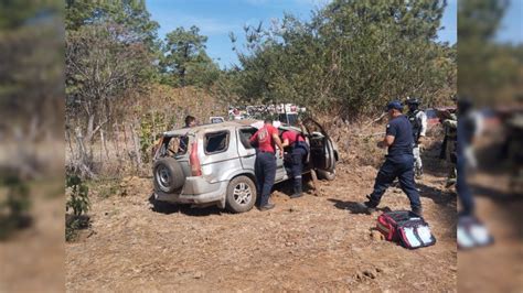 Una mujer lesionada en volcadura en la carretera Apatzingán Acahuato