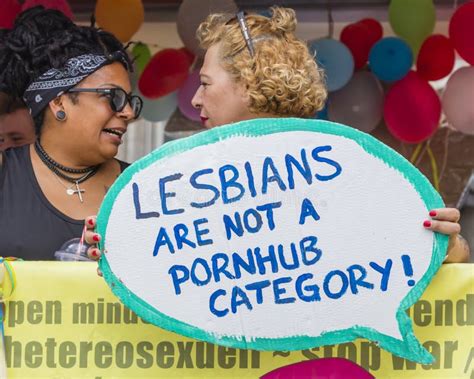 Äldre Kvinnor På En Flöte Som Rymmer Ett Tecken Som Deltar I Gay Pride Ståtar Också Bekant Som