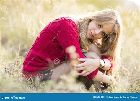 Portrait D Une Jeune Femelle Blonde Sur Le Champ Belle Femme Photo