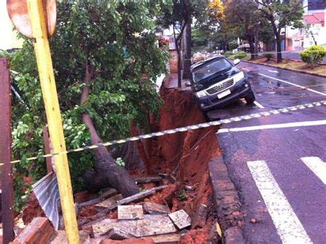 G Cratera Engole Carro E Deixa Avenida Interditada Em Presidente