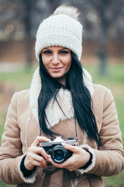 Fotógrafo De Sexo Femenino Que Toma Imágenes Al Aire Libre Con Una Cámara Del Vintage Imagen De