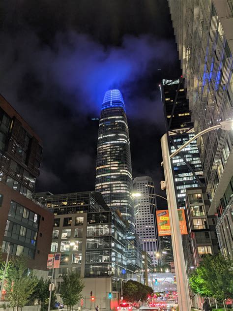 Salesforce tower lights up the night sky 🔵 : r/sanfrancisco
