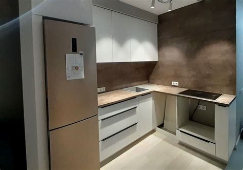 Кухня с торцевыми ручками Мелина