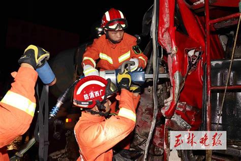 惨烈！玉石公路泥头车追尾大货车，车头变形，司机当场死亡 液压汇