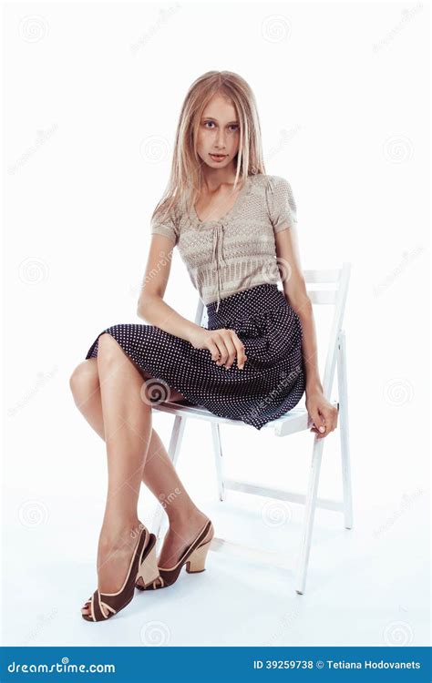 Junge Blonde Frau Auf Einem Stuhl Sitzt Stockfoto Bild von lockig schönheit 39259738