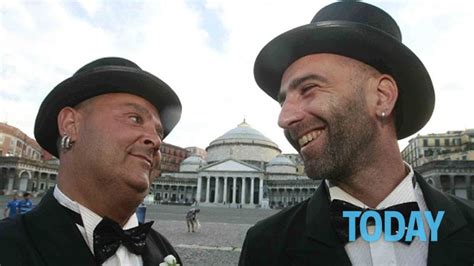 Napoli Coppia Gay Presa A Pugni Si Stavano Baciando