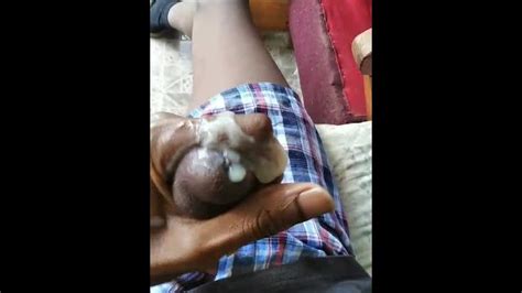 在外面抽搐和射精邻居被抓住 Pornhub Gay