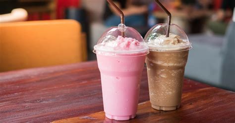 Порция мороженого, молочные коктейли в сети магазинов сладостей из ...