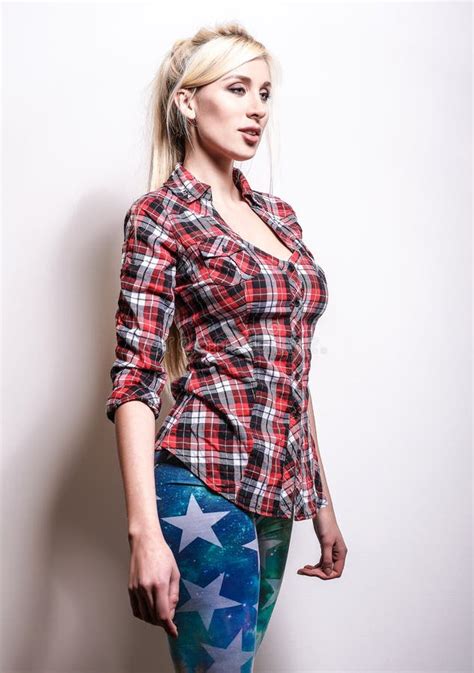 Belle Pose Blonde Sexy De Femme Sur Le Fond De Studio Photo Stock Image Du Adulte Beau 88756250