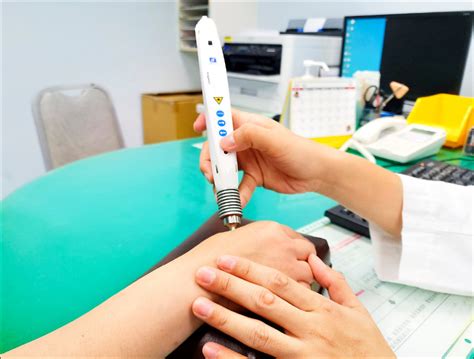 化療後手腳麻痛 「雷射針灸」找回感覺 自由健康網