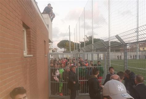 VIOLENZA ALLO STADIO Lancio di petardi e pulmino distrutto è scontro