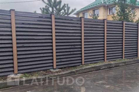 Забор-жалюзи из террасной доски ДПК с откатными воротами | ЛАТИТУДО