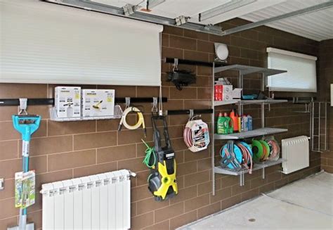 Перфорированная панель для хранения инструментов в мастерской