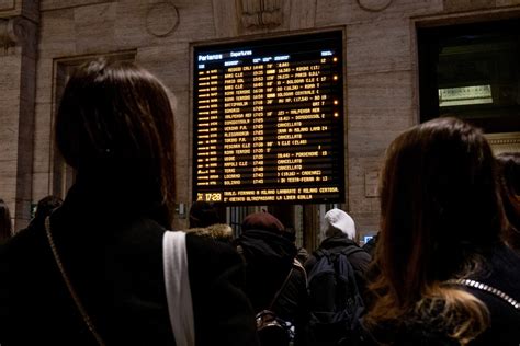 Cade Sui Binari In Stazione E Viene Investito Dal Treno Forti Ritardi