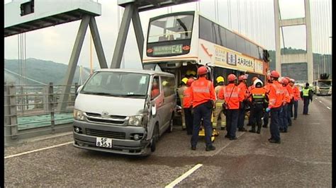 青馬大橋四車相撞四人傷 Now 新聞