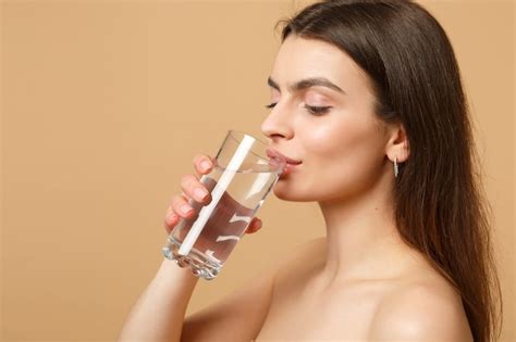 Close Up Mulher Morena Seminua Pele Perfeita Nude Maquiagem De Vidro Gua Isolada Na Parede