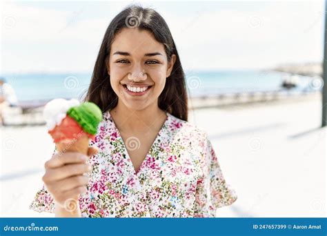 Jovem Latina Sorrindo Feliz Comendo Sorvete Na Praia Imagem De Stock Imagem De Lifestyle
