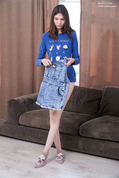 Sexy Brunette Teen Girl Ariel Tylor Plays With Her Own Shaved Pussy Photos