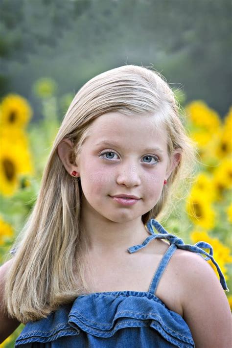 Petite Fille Blonde Dans Le Domaine De Tournesol Photo Stock Image Du