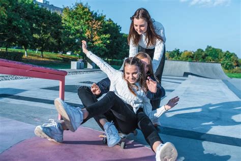 Tr S Adolescentes Adolescentes Andam De Skate Felizes Se Divertem