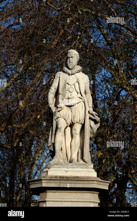 Statue Of Sir Hugh Myddelton By John Thomas Islington Green London