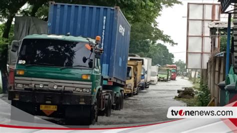 Banjir Gresik Meluas Hingga Tiga Kecamatan Antrean Puluhan Kendaraan