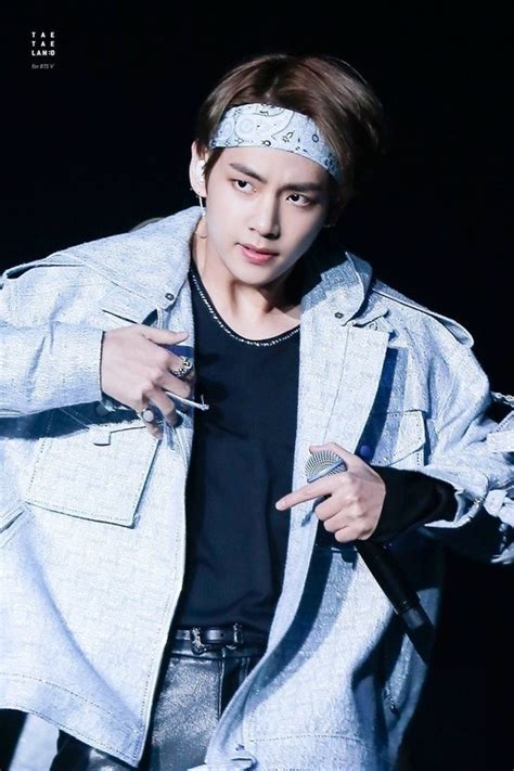 9 Potret Seksi V BTS Atau Kim Taehyung Yang Hot Menggoda