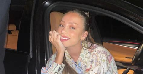 En diminuto bikini Ester Expósito revela su sabor de helado favorito y es muy mexicano